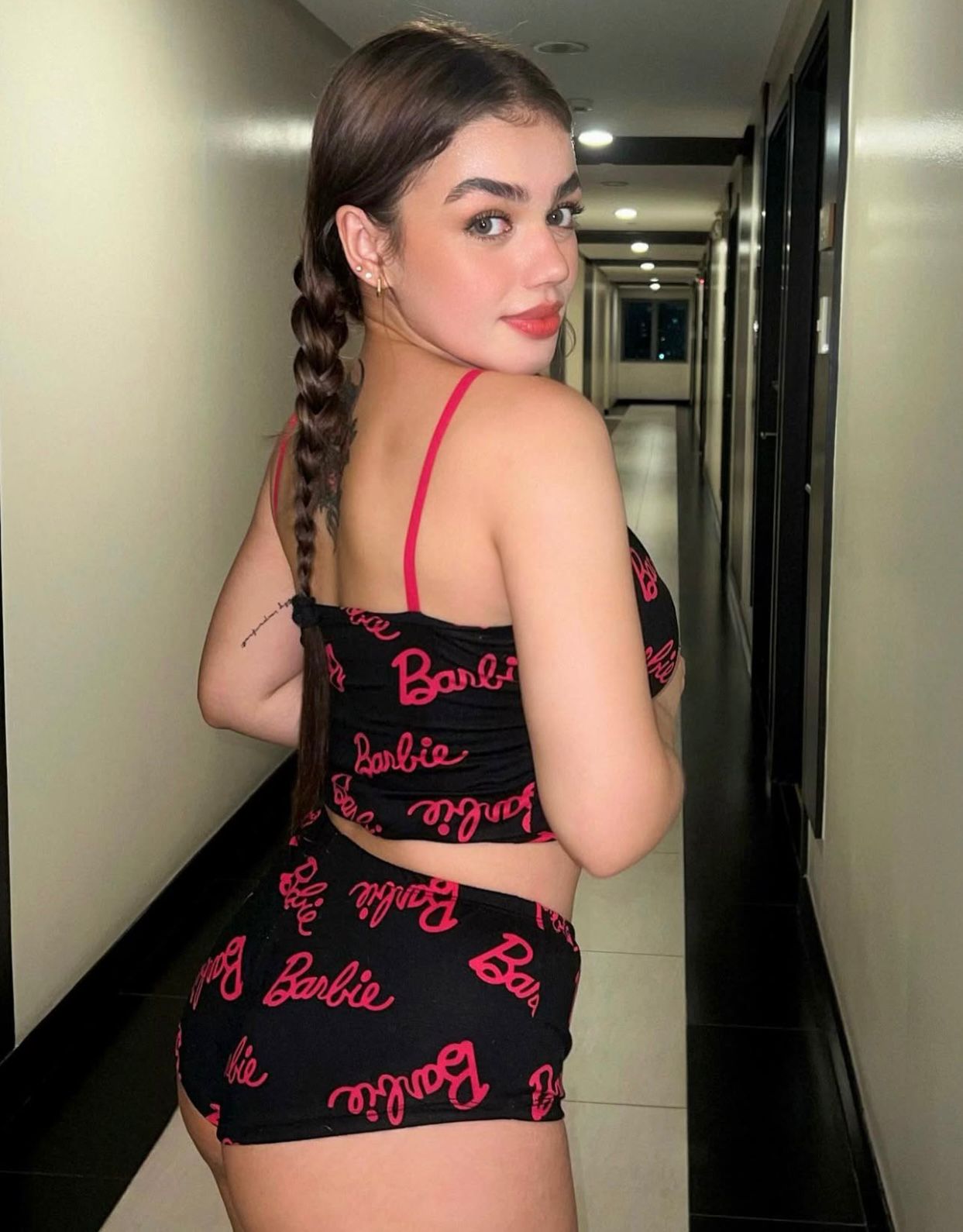 קלוא – בתל אביב תיירת אירופאית בת 25