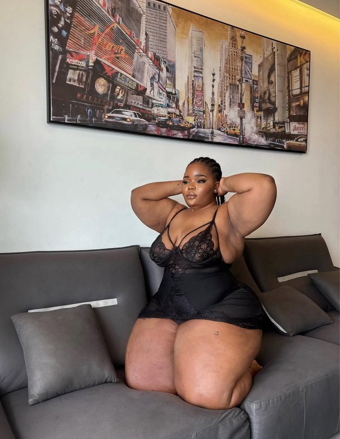 תיירת אפריקאית לאוהבי המלאות בת 30 – תל אביב