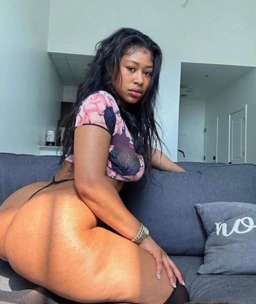 אמנדה- בתל אביב – מלאה במקומות הנכונים אפריקאית תיירת