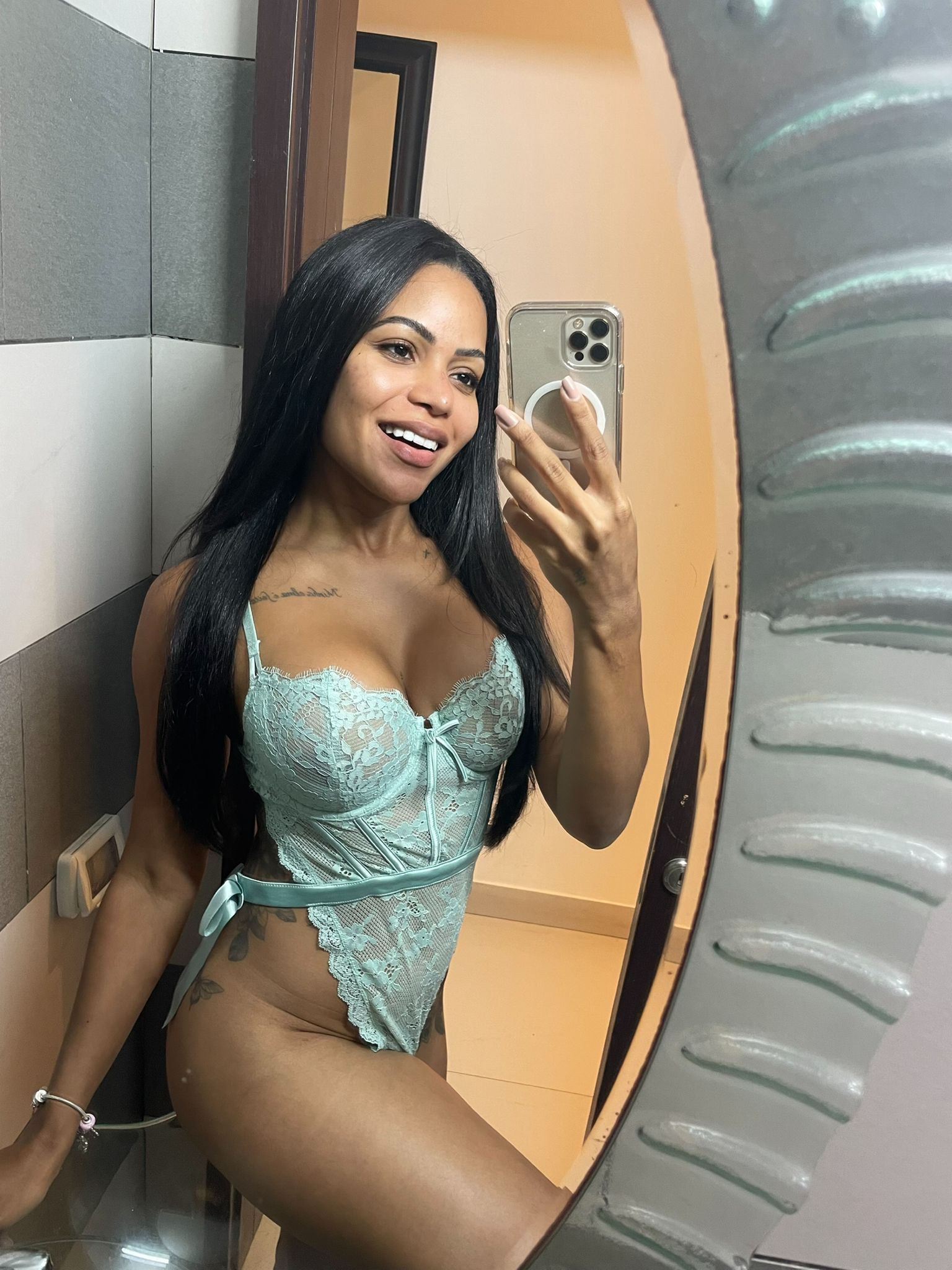 לונה – בתל אביב מארחת אנרגטית חטובה 25