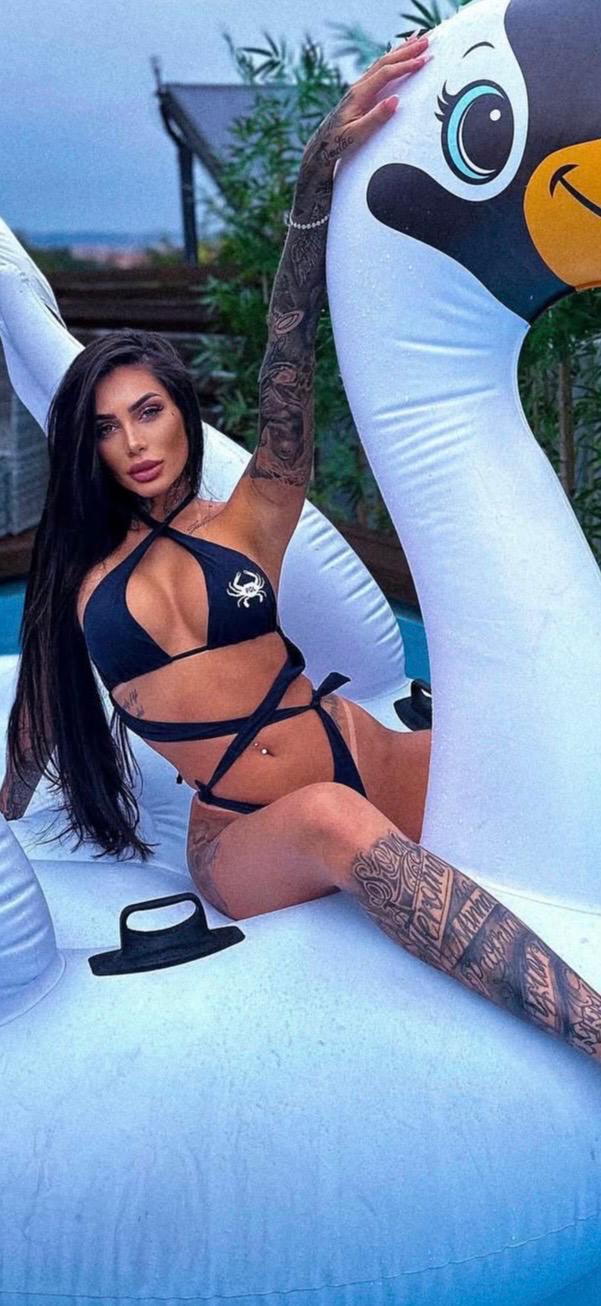 דוגמנית ברונטית 26 תיירת ברזילאית- בחיפה