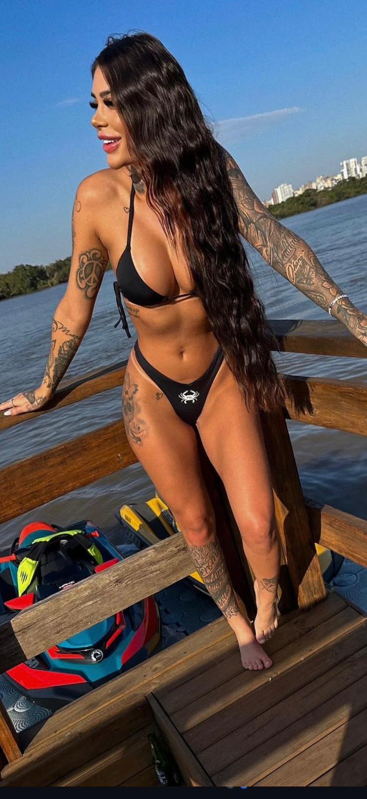 דוגמנית ברונטית 26 תיירת ברזילאית- בחיפה