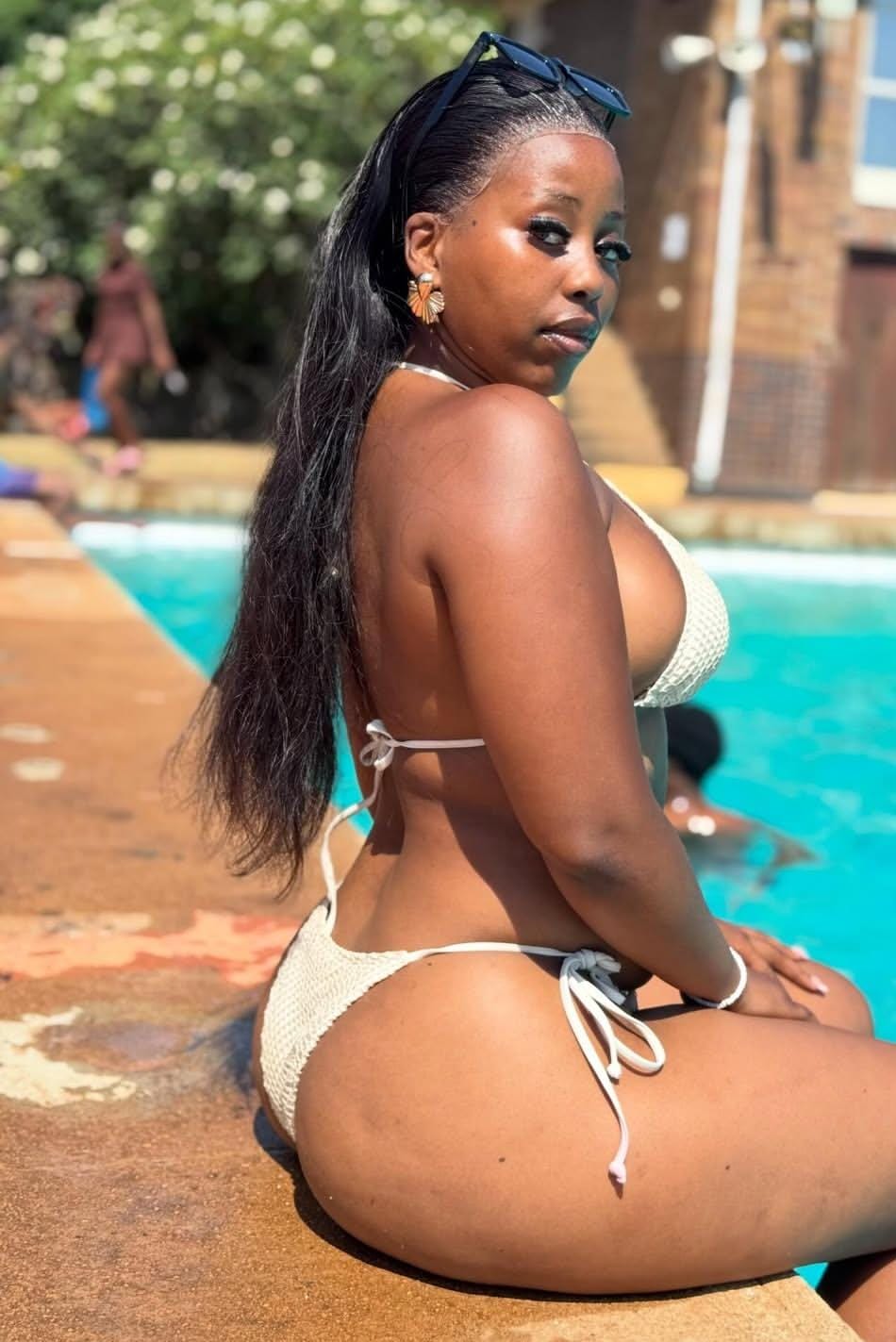 לורה מלאה במקומות הנכונים מטפלת מנוסה – נתניה