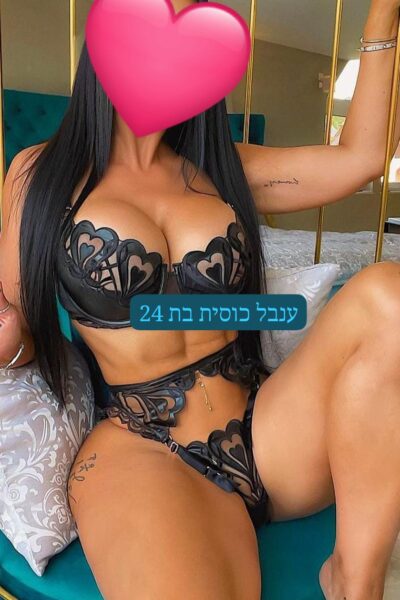 2 אחיות לטיניות בלב תל אביב צעירות מאוד מחכות לפינוק