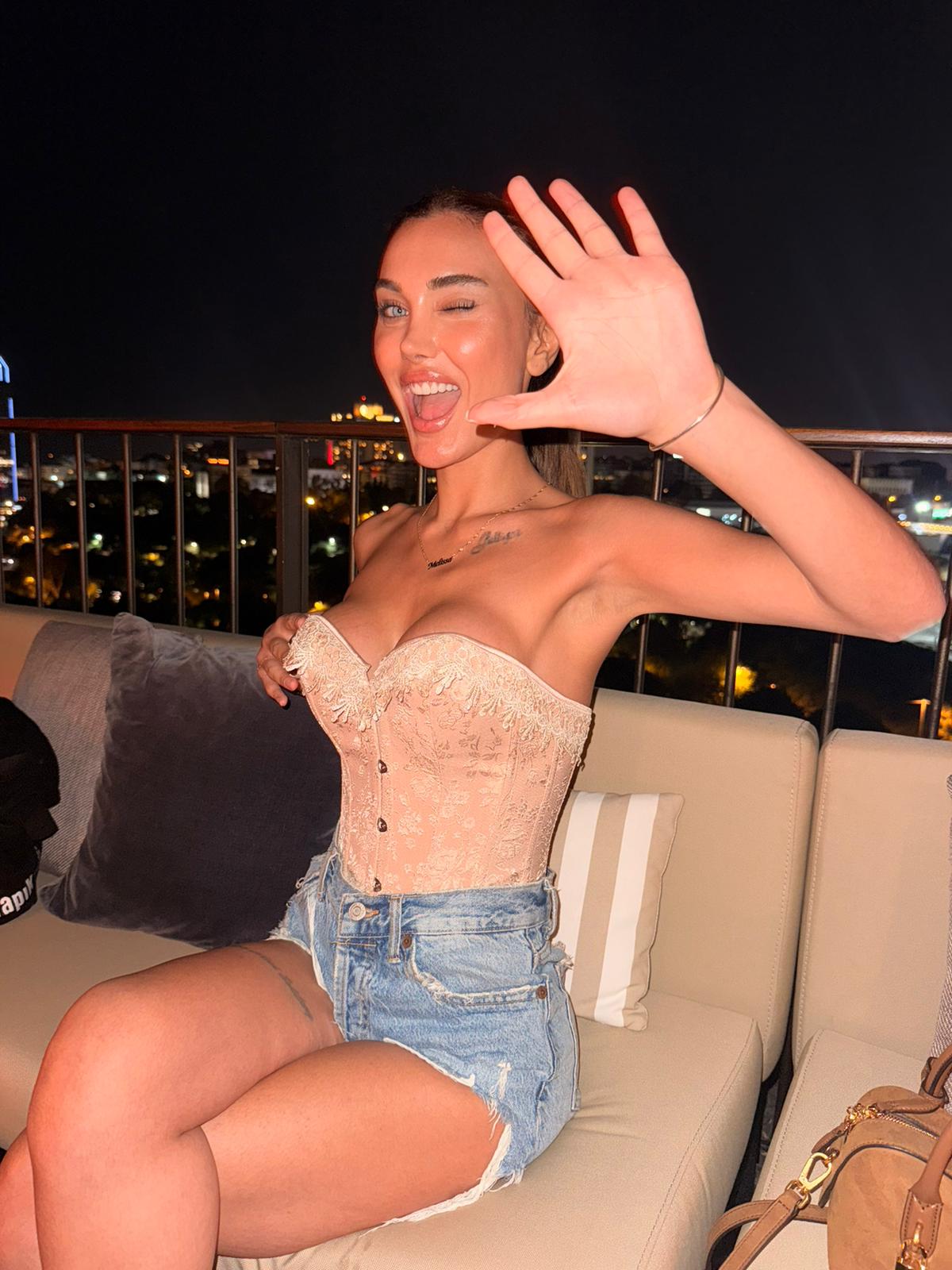 חדשה בישראל תיירת בת 22 -תל אביב