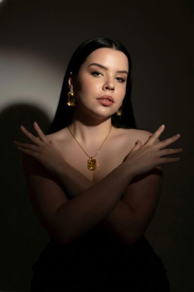 מארחת מקצוענית בת 25 – בתל אביב