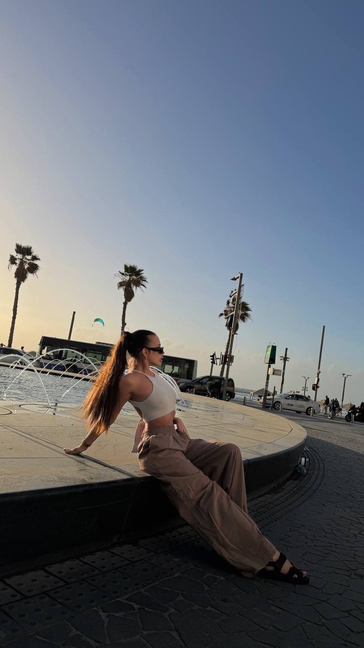 תל אביב-ספורטיבית בחורה תיירת בת 21