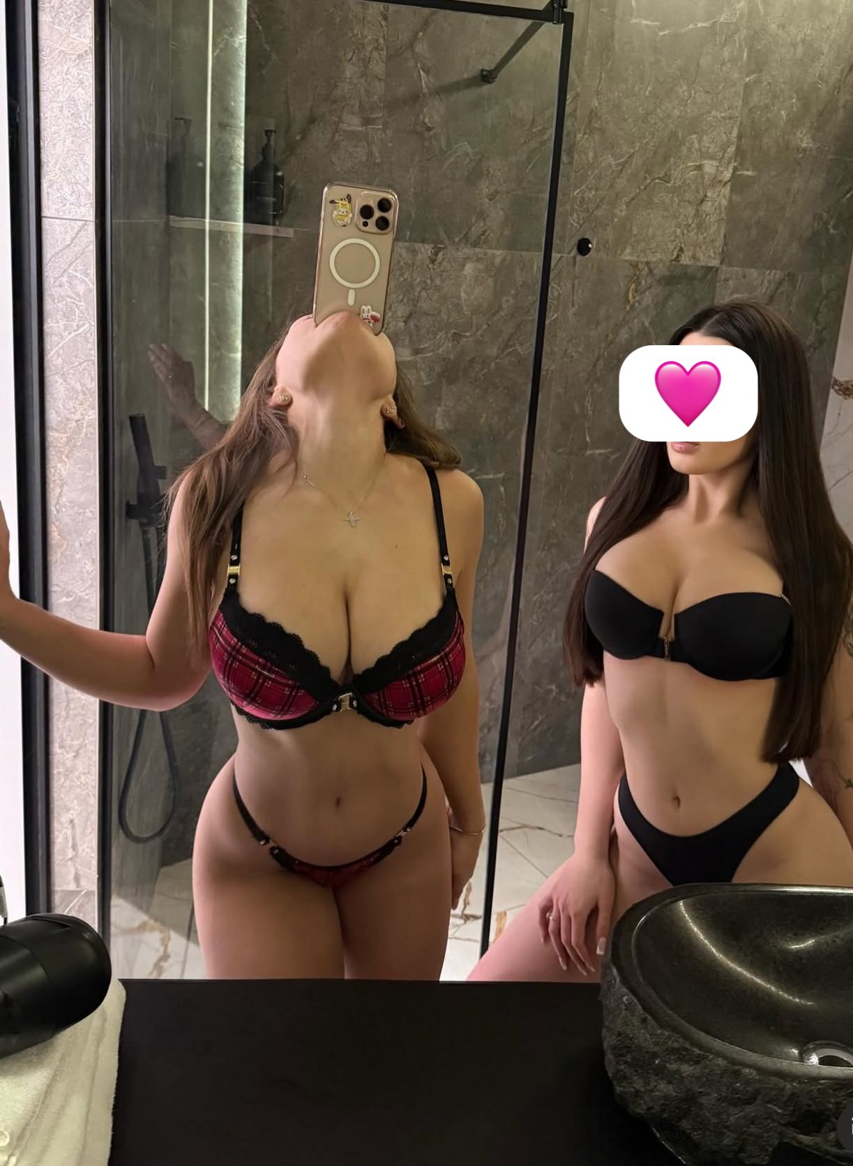 2 חברות שובבות ודומיננטיות