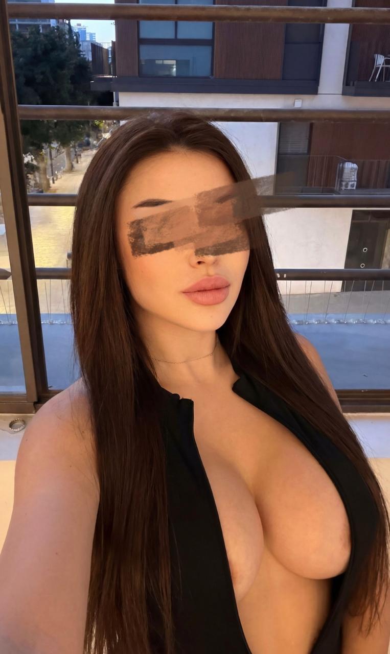 בתל אביב- ברונטית תיירת חדשה בישראל