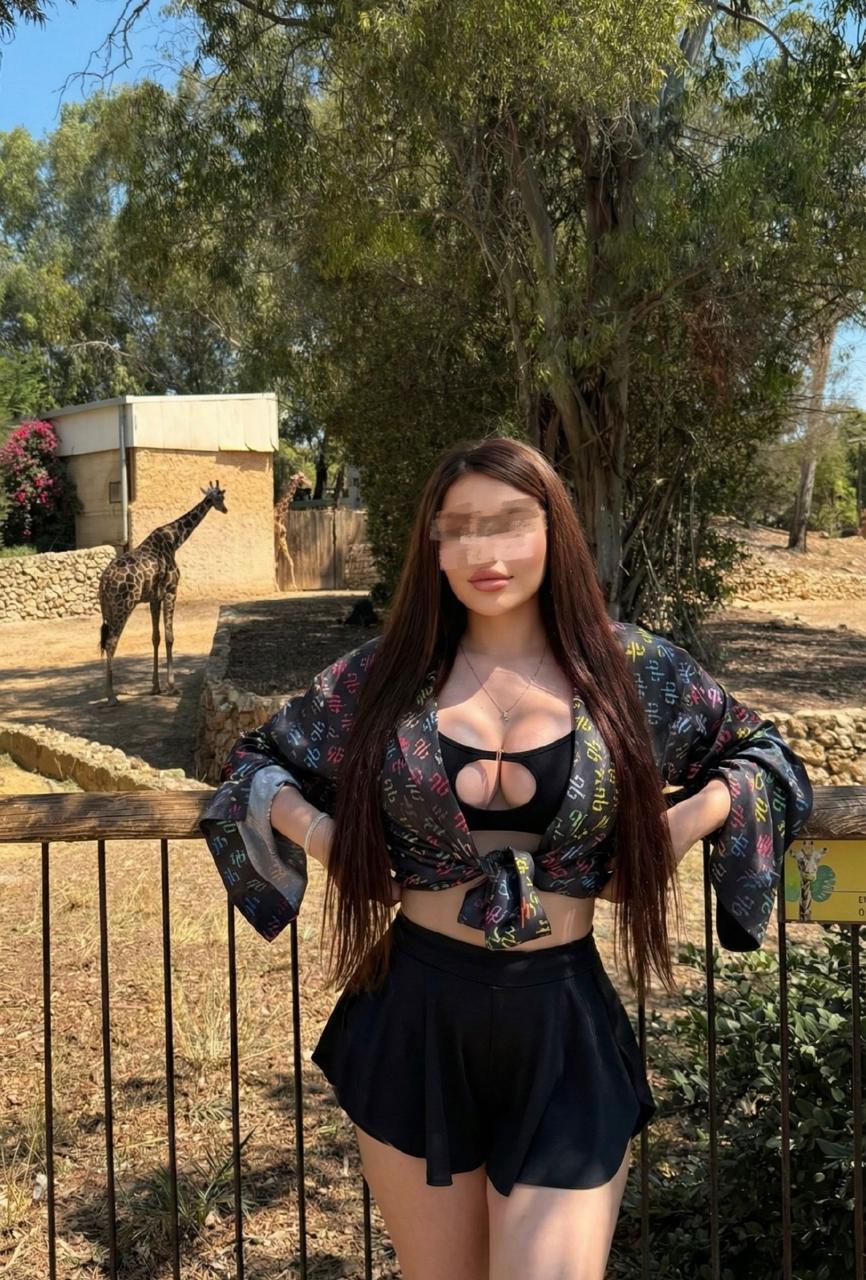 בתל אביב- ברונטית תיירת חדשה בישראל