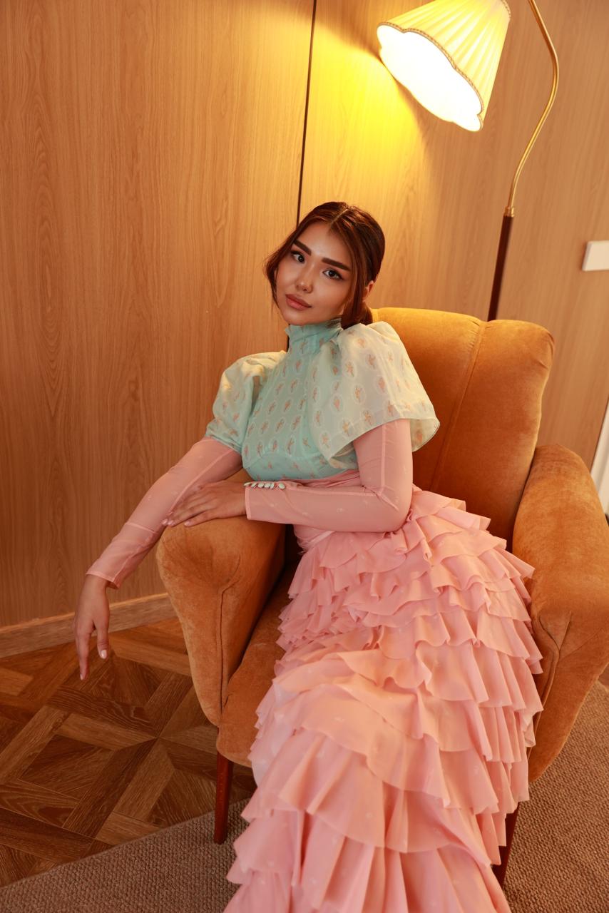 מארחת תוססת ברונטית בת 22 פצצה – בתל אביב