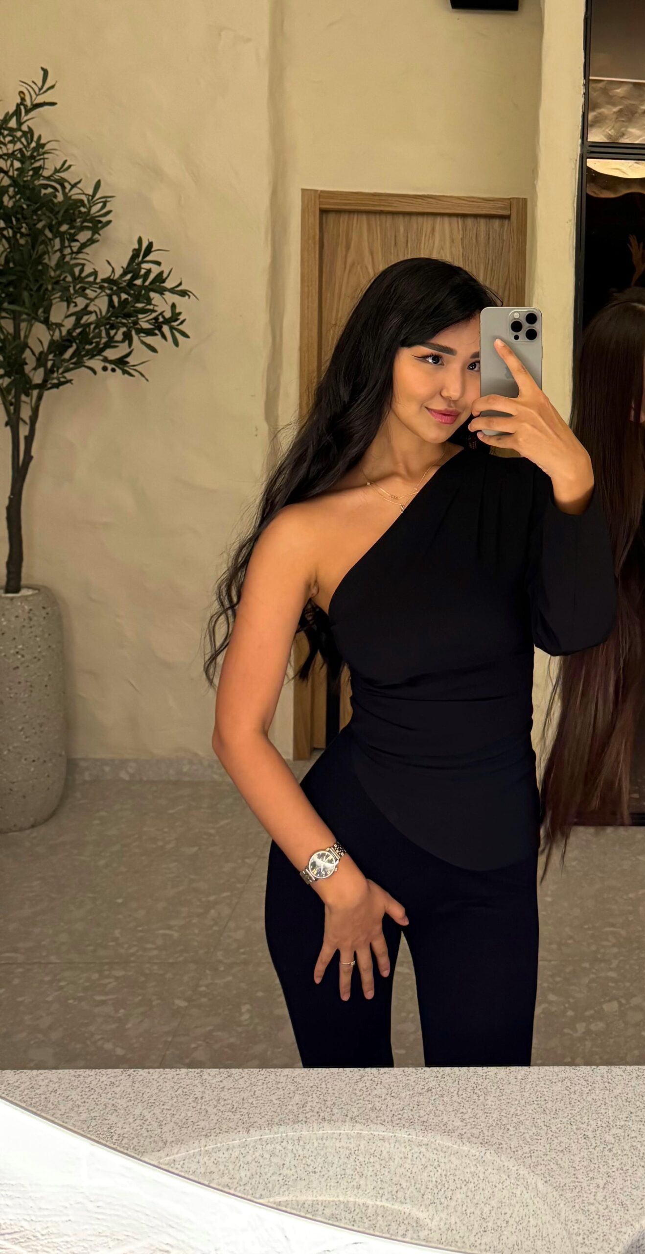 מארחת תוססת ברונטית בת 22 פצצה – בתל אביב