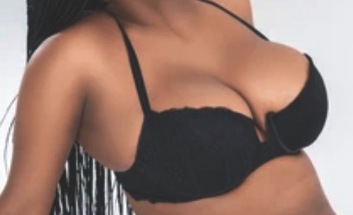 קלי – בחיפה תיירת מאפריקאית מלאה במקומות הנכונים