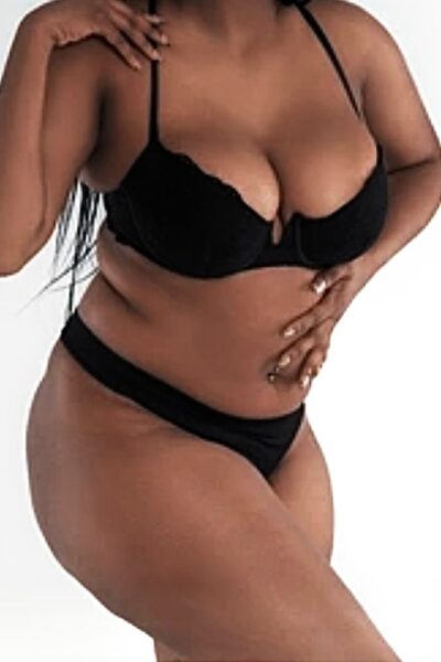 קלי – בחיפה תיירת מאפריקאית מלאה במקומות הנכונים