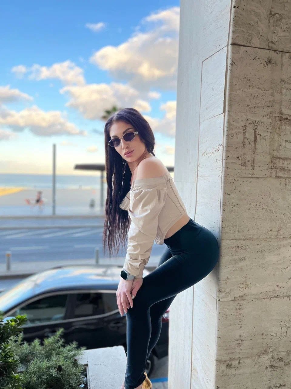 בחורה הורסת- בתל אביב