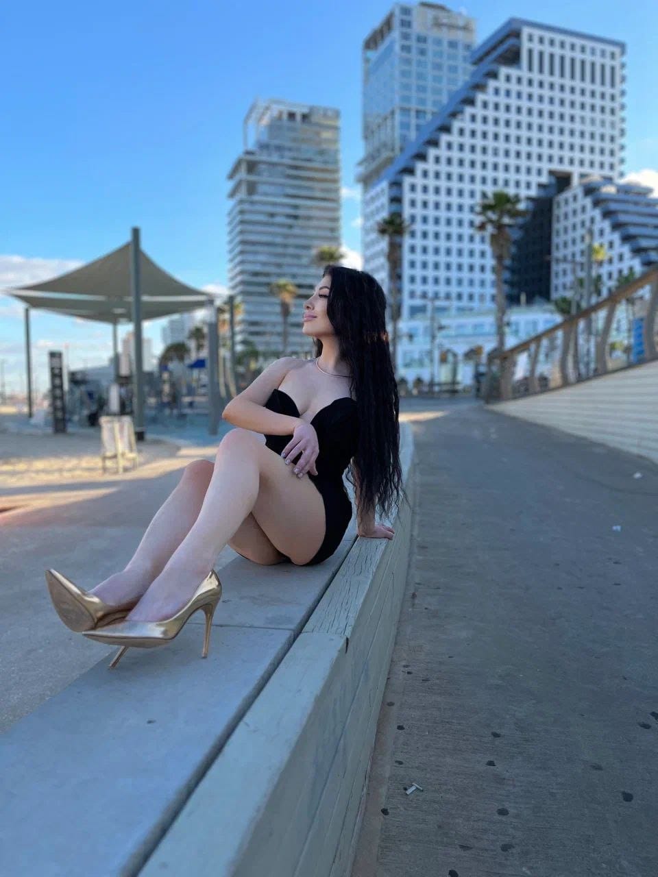 בחורה הורסת- בתל אביב